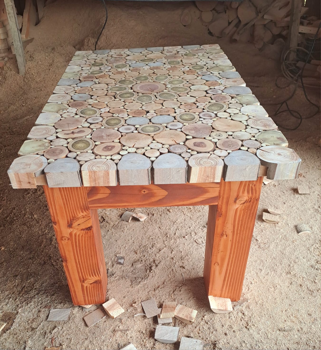 imagen de MESA DE CENTRO, CON RODAJAS DE DIFERENTES MADERAS Y APLICACIÓN DE RESINA