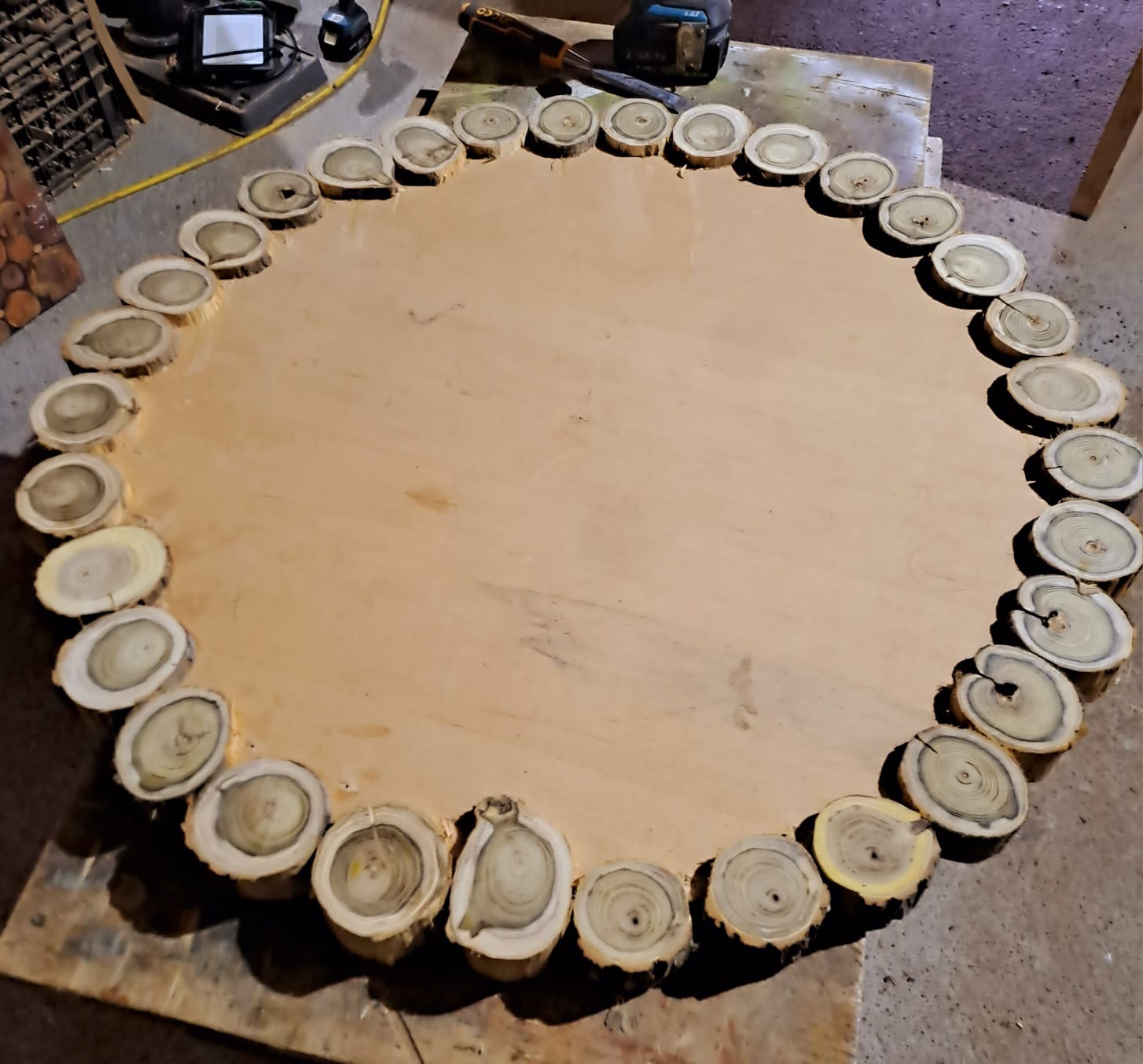 imagen de CUBIERTA DE MESA CON RODAJA DE DIFERENTES MADERAS Y APLICACIÓN DE RESINA