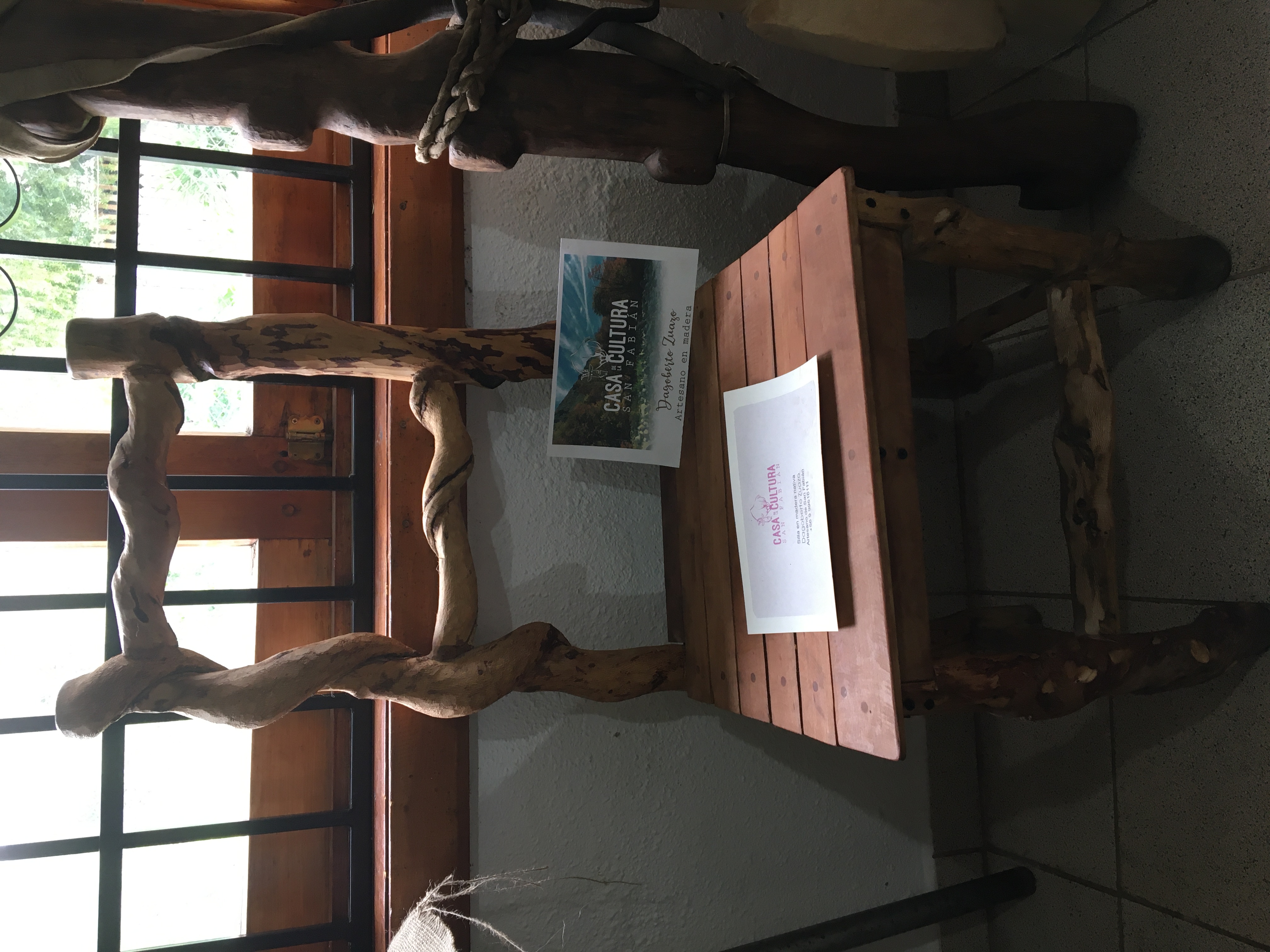 imagen de silla de madera nativa 