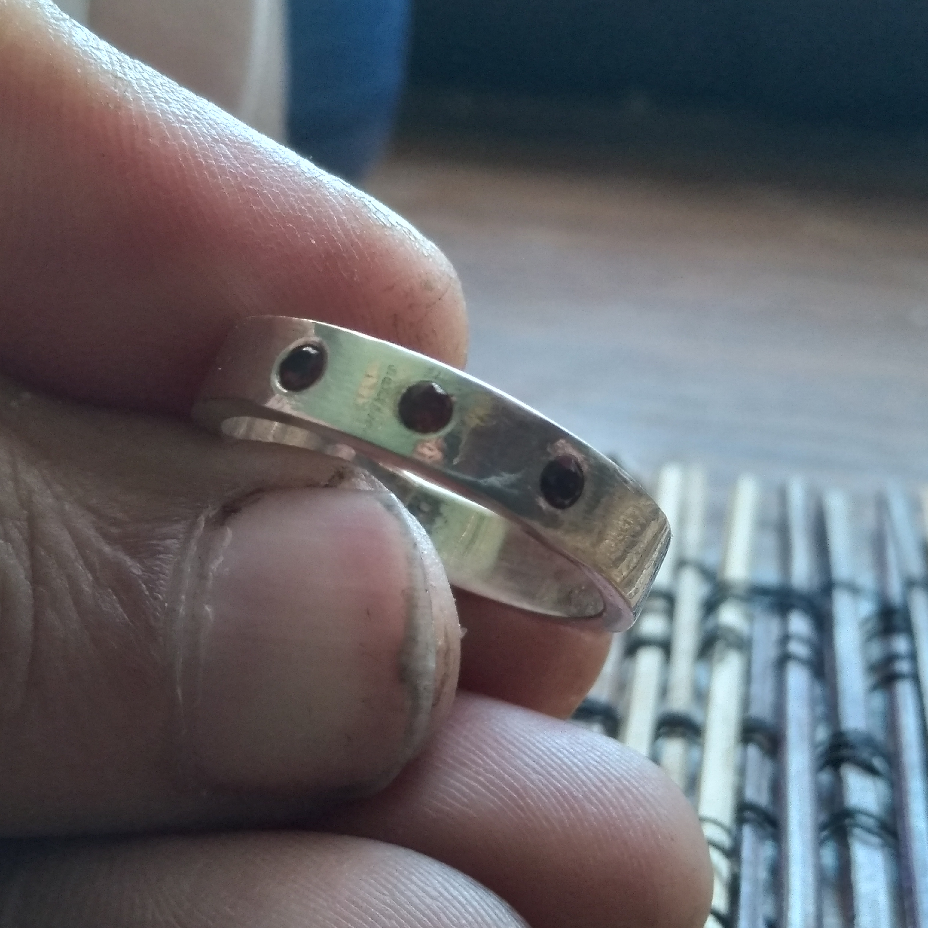 imagen de Argolla de plata y granates con engaste invisible