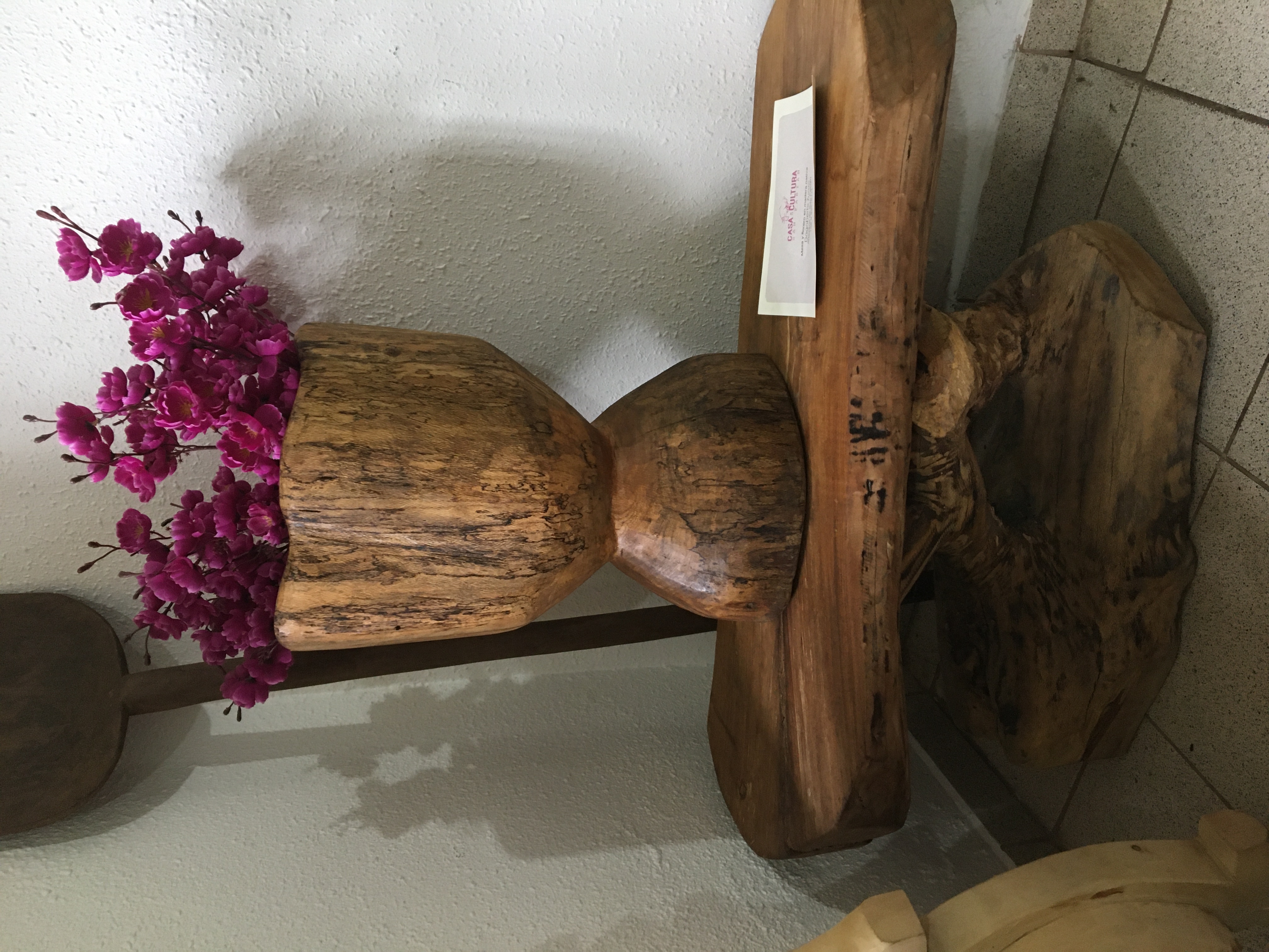 imagen de cesta y mesa de madera 